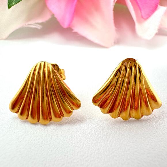 Simply Whispers Scalloped Seashell Stud Earrings Gold Tone Dainty Chic - Picture 1 of 7